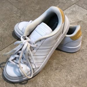 Adidas 8.5 women’s tennis shoe